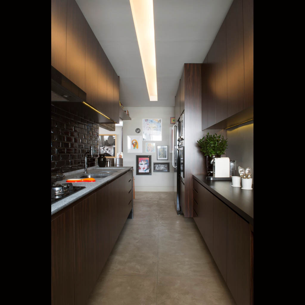 A cozinha ganhou iluminação indireta com lâmpadas fluorescentes embutidas no teto